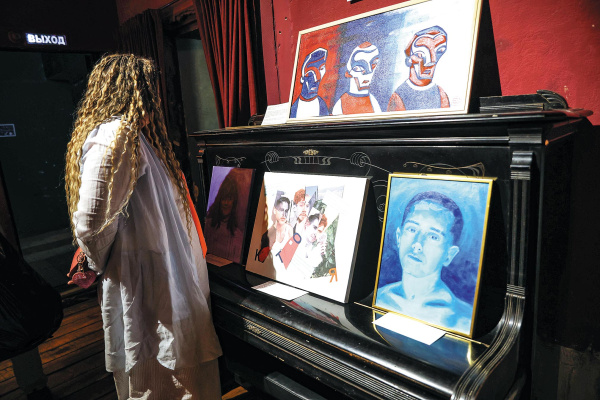 Что волнует художников: в Самаре открылась выставка о проблемах и пороках общества