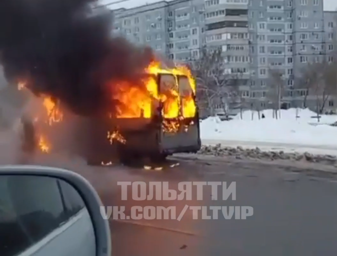 В Тольятти на дороге в потоке машин загорелся микроавтобус