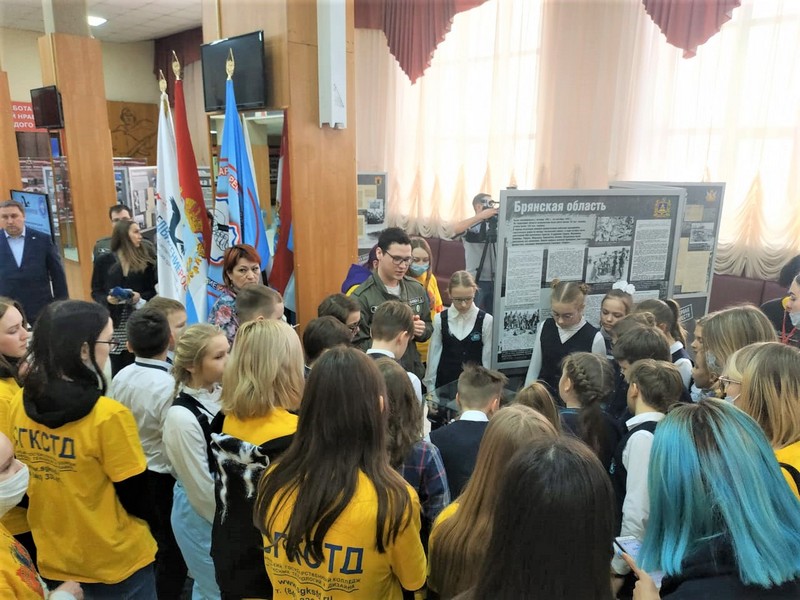 В Новокуйбышевске ребятам из военно-патриотических объединений представили выставку "Без срока давности"