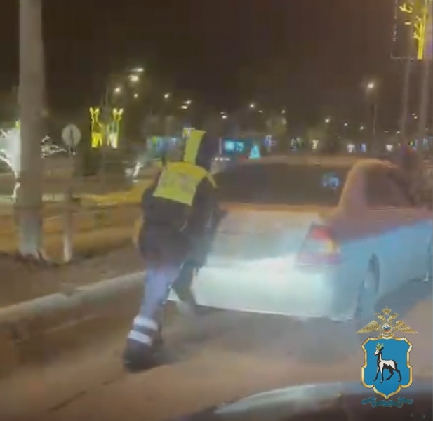 В Самаре на Ново-Садовой полицейские помогли женщине, у которой машина сломалась посреди дороги