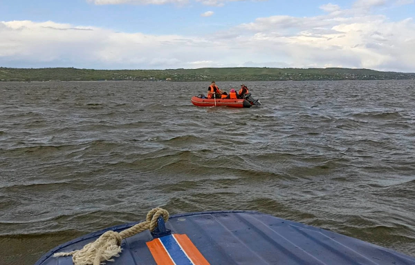 Течение уносило все дальше: в Самарской области спасатели вытащили из Волги сломанную лодку со взрослыми и детьми