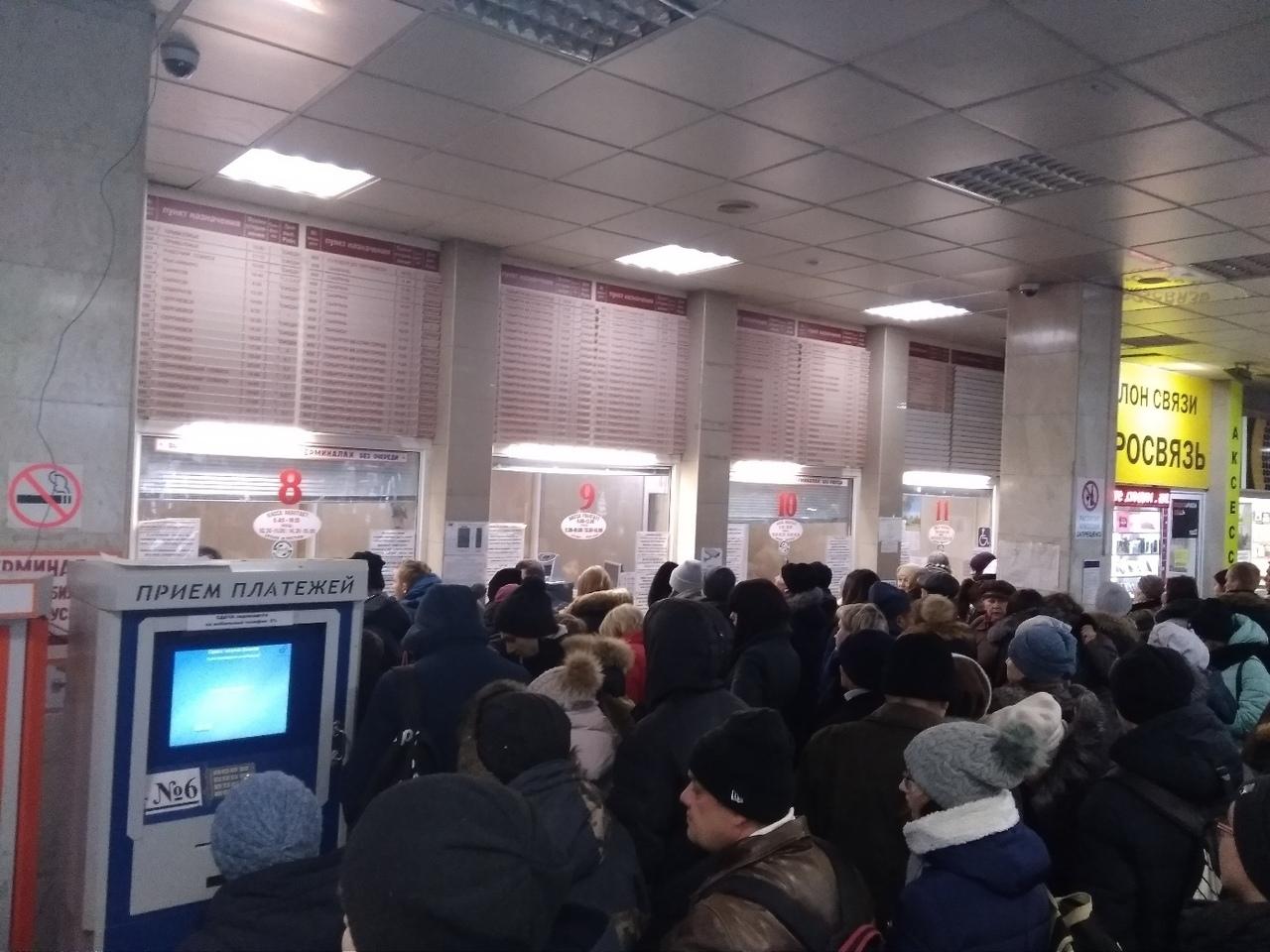 На Центральном автовокзале в Самаре образовались огромные очереди