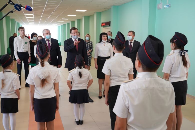 В Приволжье губернатор проверил качество реконструкции нового корпуса местной школы