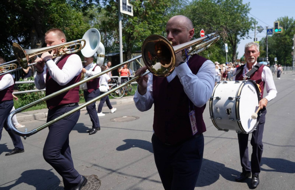 В Самаре марш-парад оркестров на Волжском шоссе открыл фестиваль "На сопках Маньчжурии"