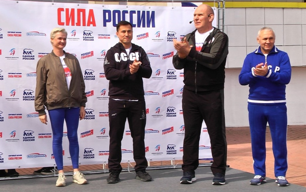 Легенды российского спорта провели с самарцами утреннюю зарядку
