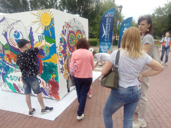 Интерактивный куб sova.info на "ВолгаФесте" заиграл яркими цветами