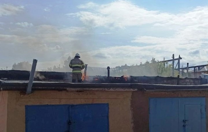 В Самарской области горел гаражный кооператив