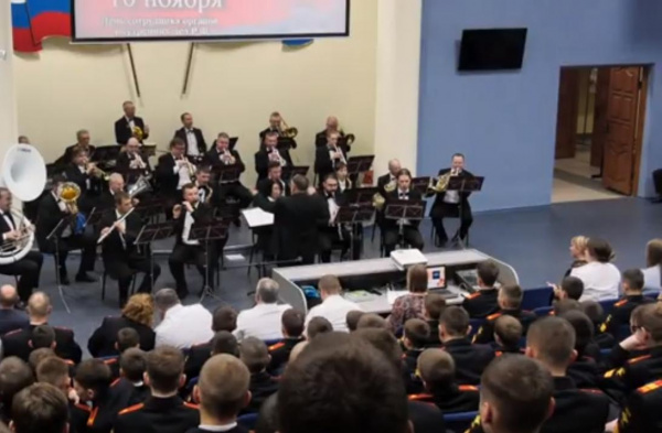 Самарский муниципальный оркестр дал концерт ко Дню сотрудников органов внутренних дел