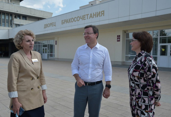 Дмитрий Азаров посетил тольяттинский Дворец бракосочетаний, открывшийся после капремонта
