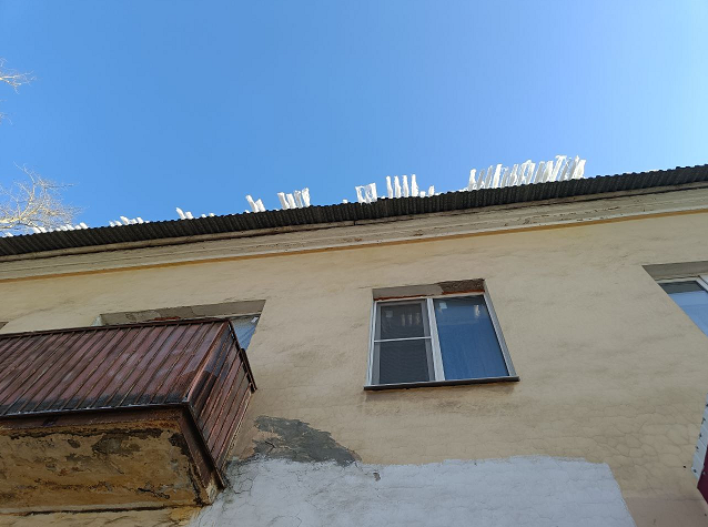 Спасатели через балкон попали к пенсионерке, у которой отказали ноги