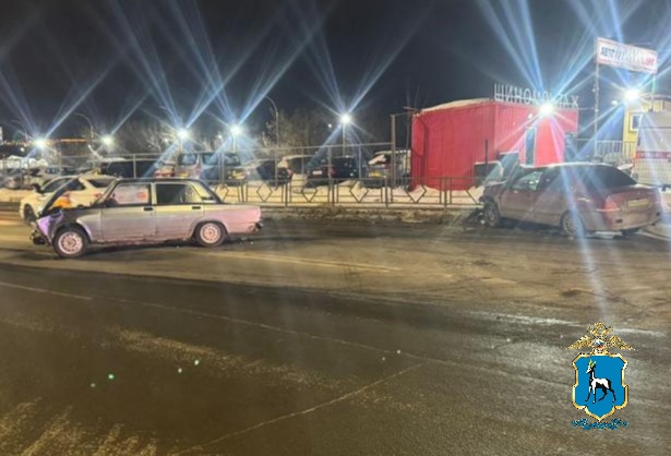 В Самаре на улице Дыбенко столкнулись "Лансер" и "семерка"