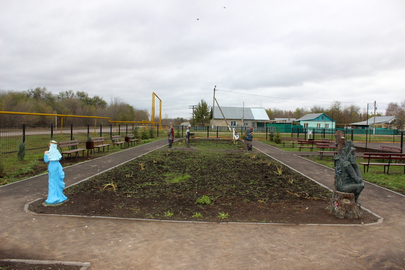 В селе Обшаровка открыли парк "Сказка" 