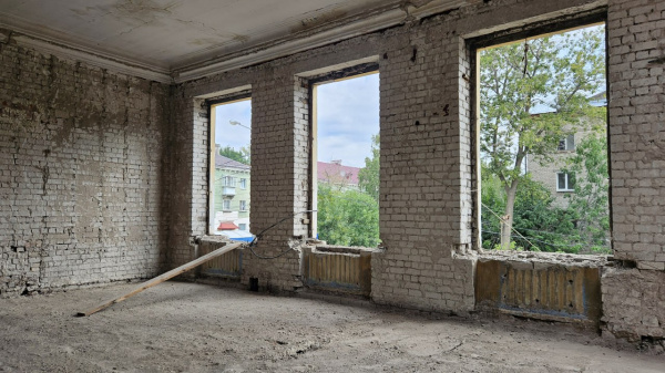 В Самаре строители демонтировали часть бывшего кинотеатра "Россия" 