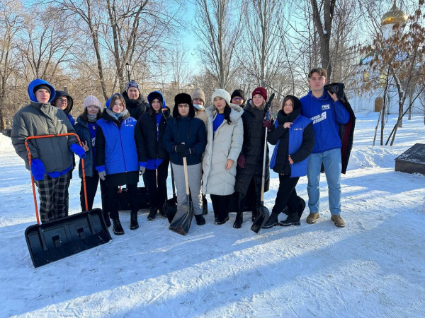 В Самаре волонтёры очистили от снега территорию памятника Жителям блокадного Ленинграда