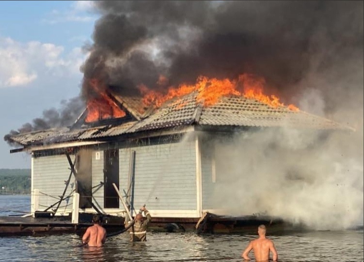 В Самаре на правом берегу Волги сгорела баня на воде