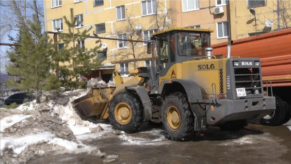 С улиц Отрадного за сутки вывозят до нескольких сотен тонн снега и льда