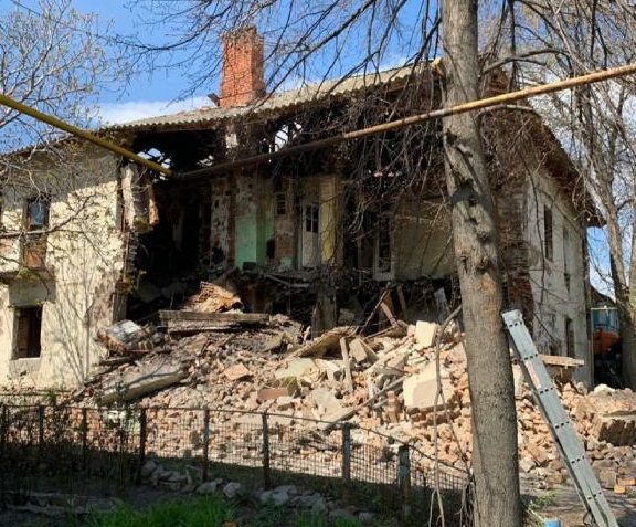 В Самаре обрушилась стена аварийного дома на улице Структурной