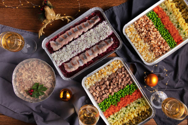 Диетолог Бурякова посоветовала заменить жирную еду на праздничном столе на овощные салаты 