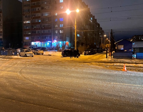 В Самаре пожилая женщина переходила через дорогу и попала под колеса