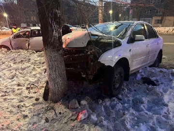 Прямо в дерево: в Новокуйбышевске Renault столкнул с дороги Ford