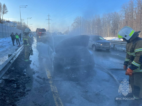 В Самаре на Красноглинском шоссе на ходу загорелась Mazda