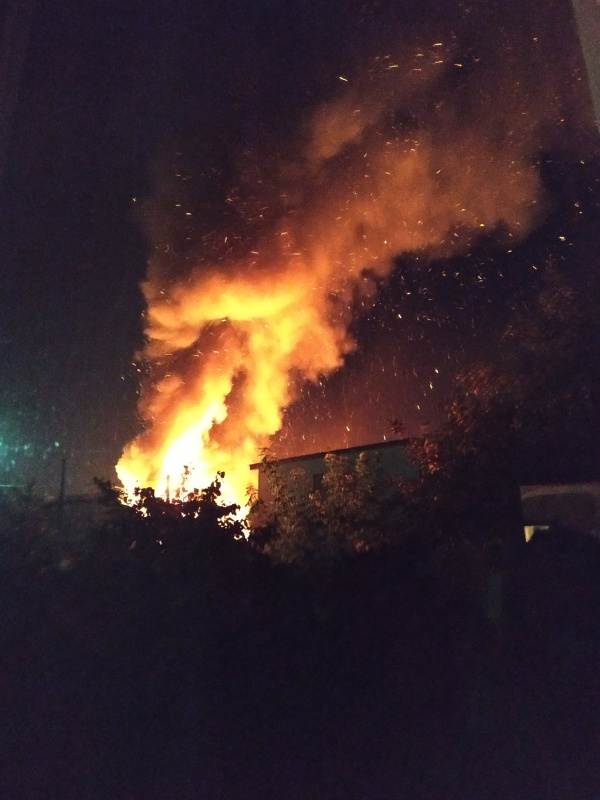 Яркое пламя шокировало соседей: в Самарской области случился пожар