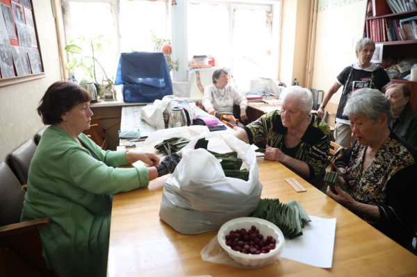Поддержка от старших: в Самарской области волонтеры отправляют маскировочные сети за ленточку