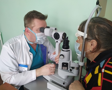 В Самаре медики спасли от слепоты пациентку с катарактой