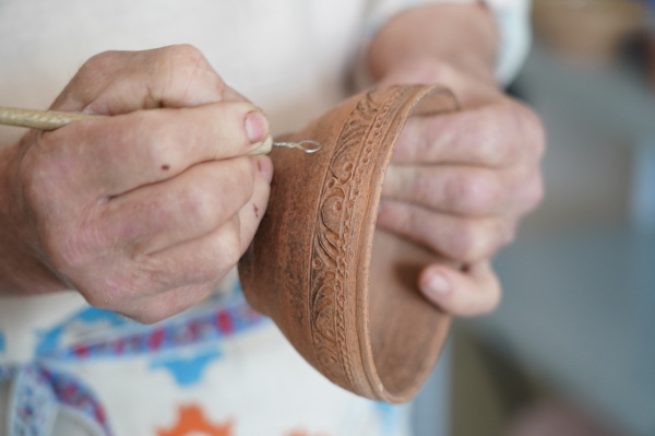 Николай Токарев из села Борское передает молодому поколению секреты гончарного ремесла