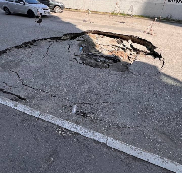 Под угрозой обвала: жители Самары требуют убрать яму на дороге