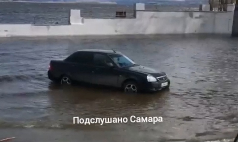 Волга ушла. Самара Волга вышла из берегов. Машина на воде в Самаре. Разлив Волги Самара затопление машин. Волга вышла затопило Самара.