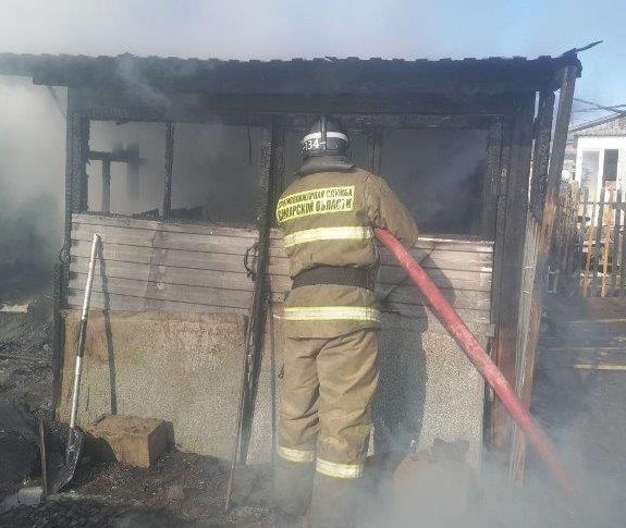 В Борском районе огонь с бани перекинулся на надворные постройки