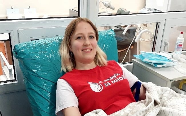 Верит в силу врачей и маленькие чудеса: самарская медсестра стала донором костного мозга