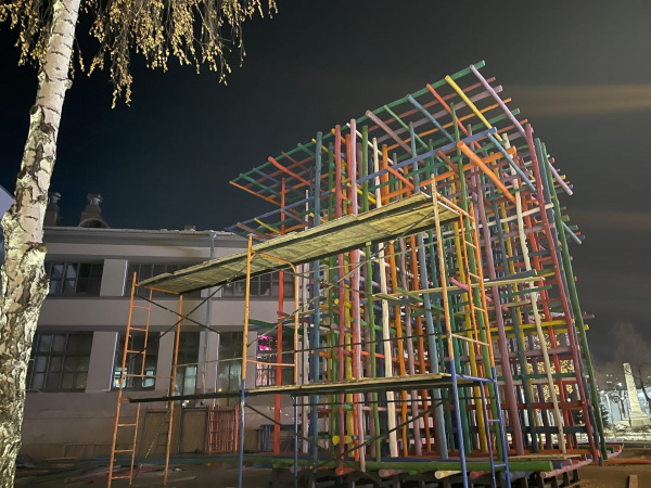 В Самаре устанавливают арт-объект напротив филиала Третьяковки