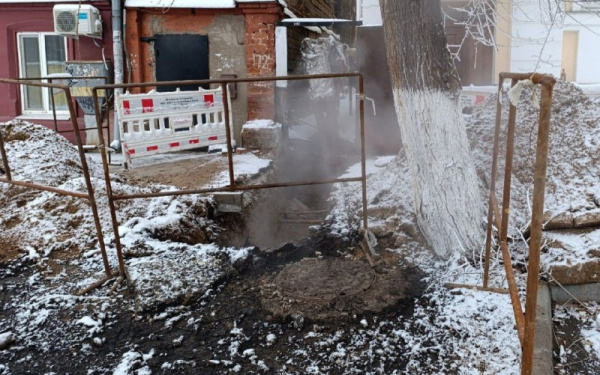 Мужское нижнее белье вытащили из канализации в Самаре на Каховской