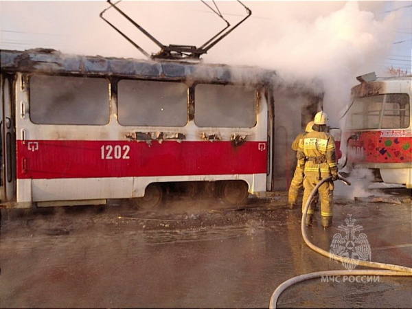 В Самаре вагон трамвая выгорел полностью из-за короткого замыкания