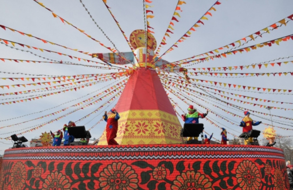 Самарцы на площади Куйбышева проводили зиму и поели блинов