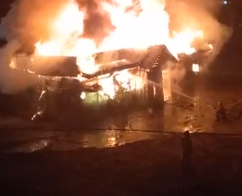Ночью в Жигулёвске пожар уничтожил магазин "Настёна"