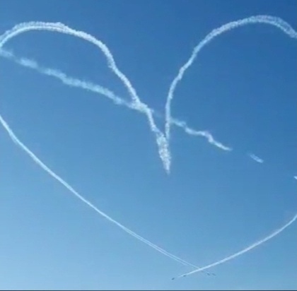 Пилотажная группа "Русь" нарисовала сердце в небе над Самарой в День ВВС 12 августа