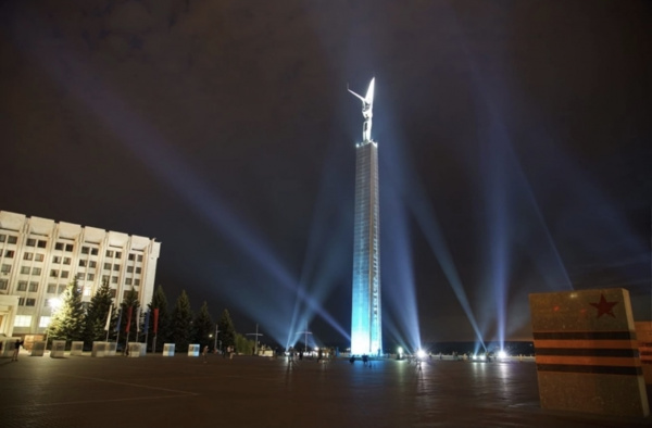Помним и гордимся: в память о великом подвиге советского народа в Великой Отечественной в Самаре зажгли Лучи Победы