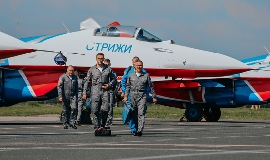 Майор группы высшего пилотажа рассказал, как летают "Стрижи"