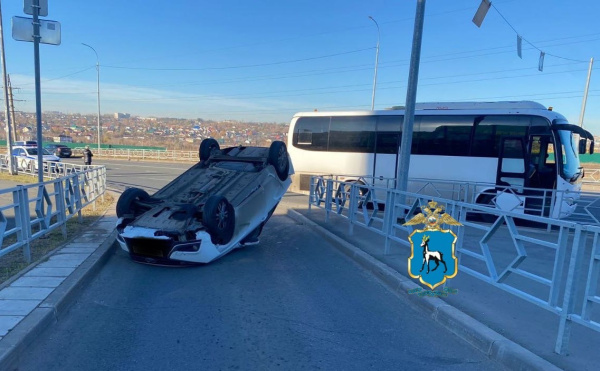 В Самарской области 15 октября Веста перевернулась после столкновения с автобусом с детьми