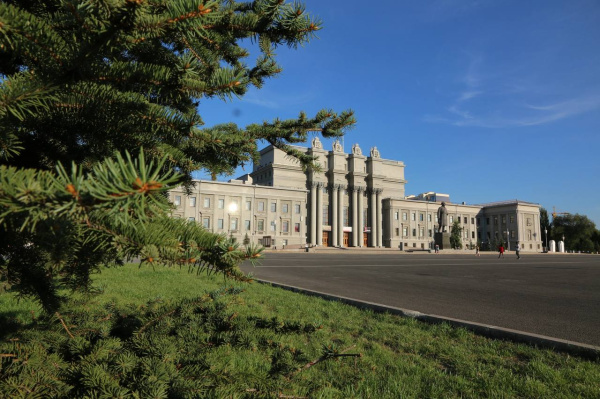 Вячеслав Федорищев поздравил коллектив САТОБ с получением "Золотой Маски"