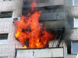 На балконе многоэтажки в Кировском районе вспыхнул пожар
