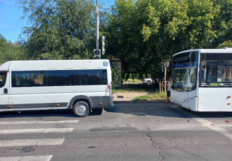 В Тольятти в час пик автобус "догнал" маршрутку, есть пострадавшие