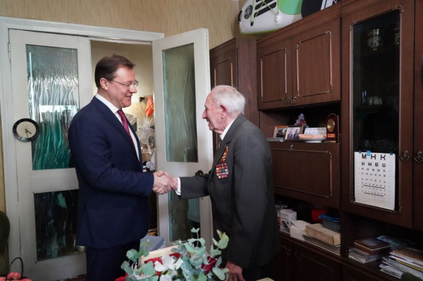 Дмитрий Азаров поздравил с наступающим Днем Победы самарца  ветерана ВОВ, которому в этом году исполнится 100 лет