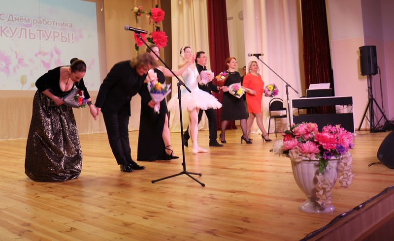 В отремонтированном сельском ДК Кошкинского района выступили актеры областного театра оперы и балета