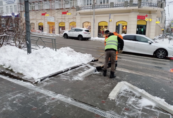 В Самаре городские службы устраняют последствия первого снегопада