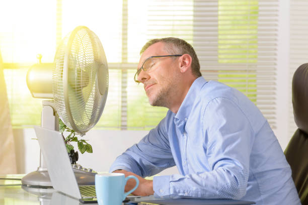Эксперты назвали оптимальную температуру в рабочих помещениях в жару