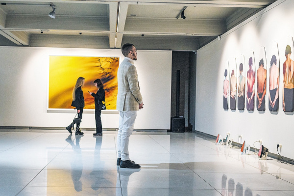 В галерее "Виктория" работают две новые выставки